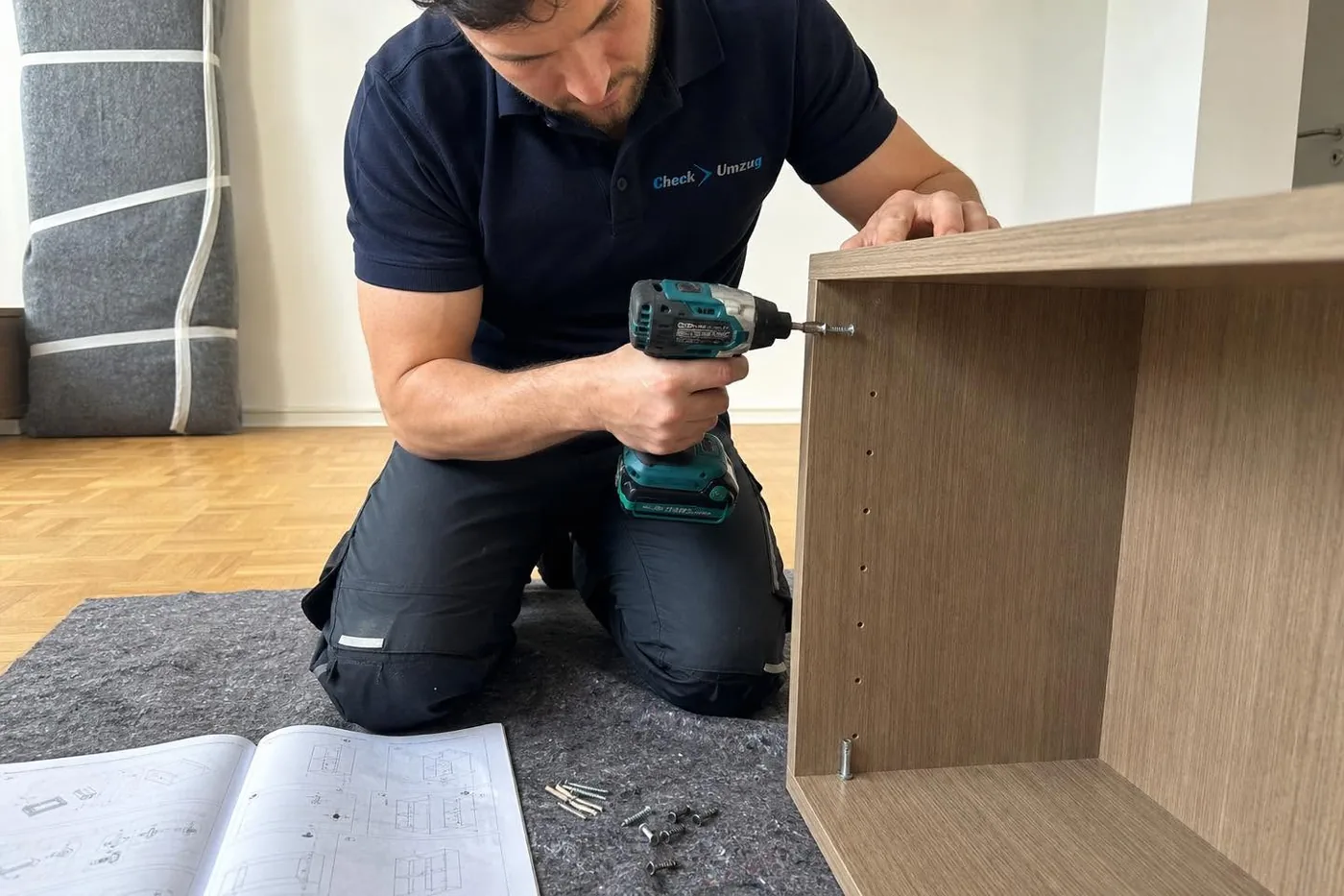 Check Umzug Mitarbeiter beim fachgerechten Möbelaufbau in der Wohnung