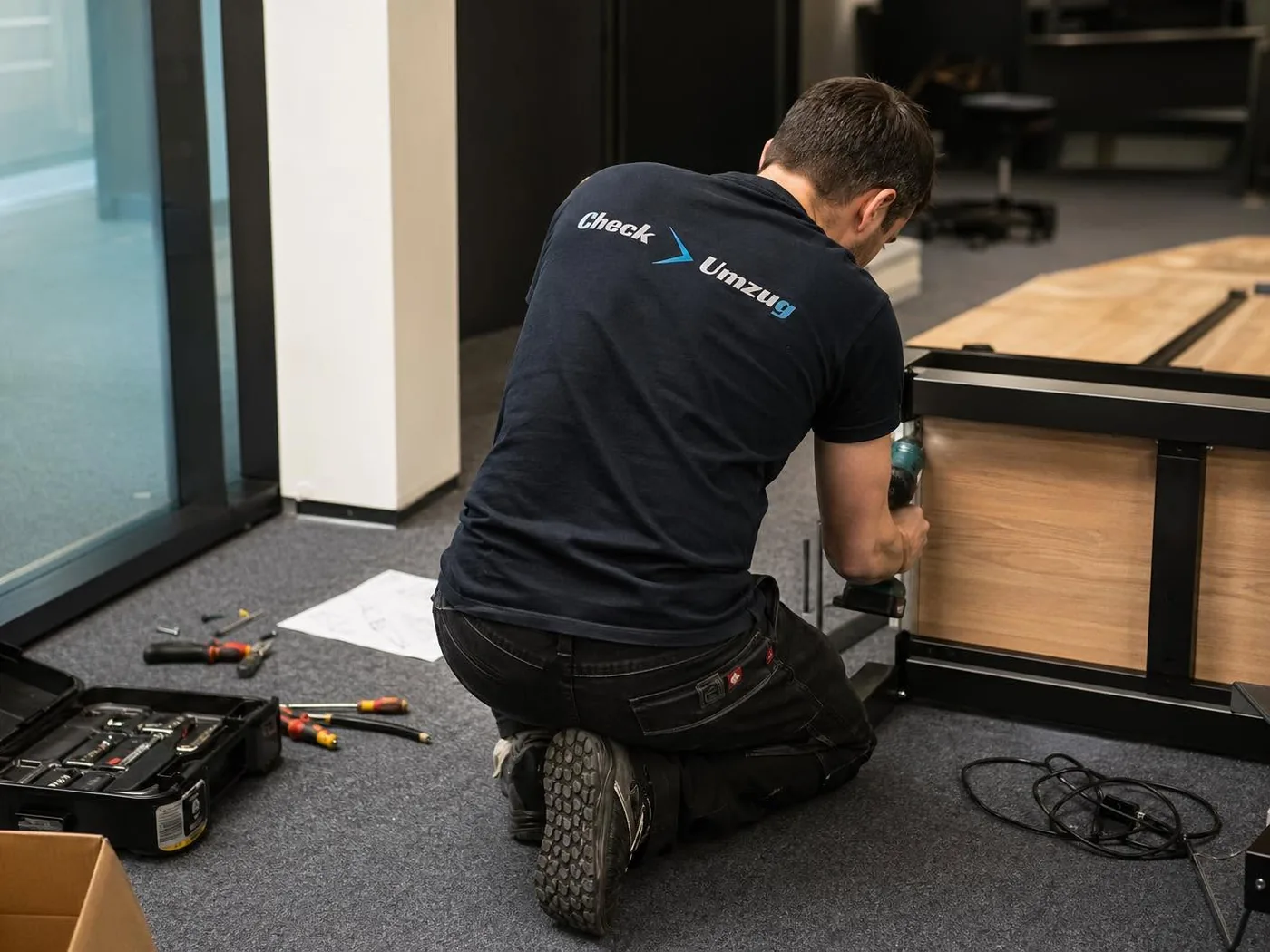 Check Umzug Mitarbeiter bei der professionellen Möbelmontage im Büro